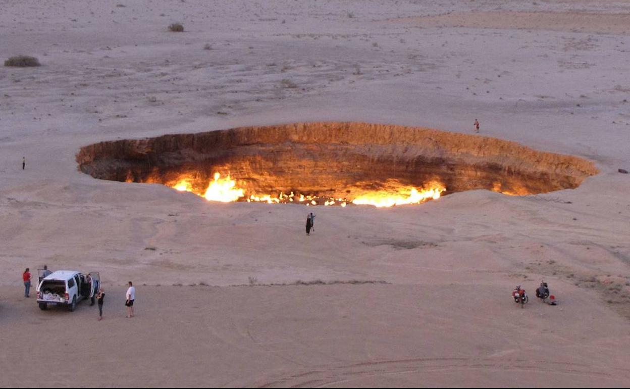 misteriosa-puerta-del-infierno-turkmenist-n-se-lanza-a-apagar-la